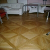 Velkoformátové dubové podlahové čtverce - Vídeňský kříž - povrchová úprava lak - činžovní dům 19.stol. 