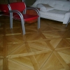 Velkoformátové dubové podlahové čtverce - Vídeňský kříž - povrchová úprava lak - činžovní dům 19.stol. 